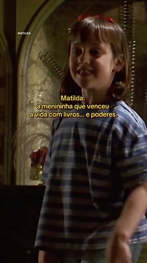 Matilda (1996) é aquele filme que abraça a gente pela memória.✨ A garotinha mais genial e mais doce do mundo enfrentando adulto surtado, salvando a própria história e ainda deixando tudo com cara de magia. Quem cresceu vendo esse filme sabe: Matilda não era só inteligente… ela era pura esperança. #Matilda #Matilda1996 #Nostalgia #FilmesQueAmamos #SessãoDaTarde #CulturaPop #CinemaNostálgico #Anos90 #ClássicosDoCinema #DannyDeVito | Carol Replay