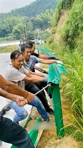 Check out the process of road railing installation! | Makeup Kimi