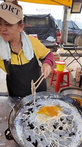 154K views · 830 reactions | oyster and cockles omelette is very famous in Malaysia especially at night market . This vender has been doing this for a long time for generations. | Makan Ape Harini | Facebook