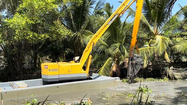 住友S265长臂挖掘机在河道清理淤泥_哔哩哔哩_bilibili