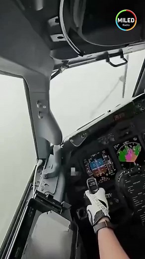 Un video capturado desde la cubierta de vuelo de un Boeing 737 documentó las maniobras de la tripulación durante un aterrizaje bajo visibilidad cero. La grabación muestra la precisión de los sistemas de navegación aérea y el entrenamiento de los pilotos para operar de forma segura bajo estas condiciones. #Aviación #Boeing737 #Pilotos #SeguridadAérea #noticiasMILED