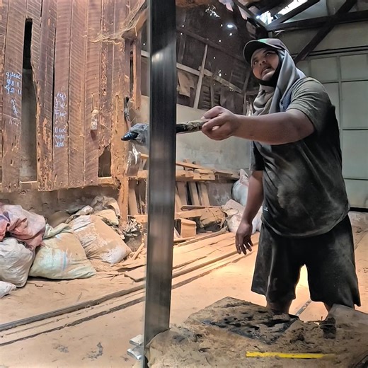 it is very amazing cutting giant wood into slabs with less safety | Putirana Woodworker