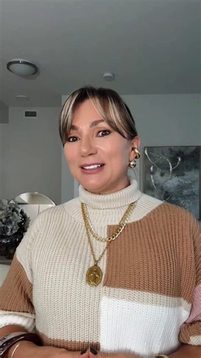 70K views · 49K reactions |  Jugar con combinaciones de colores puede transformar cualquier outfit y realzar tu estilo al instante. Desde blanco con blanco, para un look luminoso y fresco, hasta blanco con azul marino, elegante y sofisticado… pequeñas elecciones que hacen toda la diferencia. Inspírate y crea tus propias fórmulas ganadoras. #EstiloConsciente #CombinacionesQueInspiran #MujerConEstilo #LooksQueRealzan #ColoresQueHablan | Gloria Gonzalez Unique | Facebook