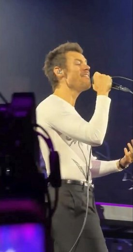Harry Styles singing Adore You on stage at Madison Square Garden - August 29, 2026