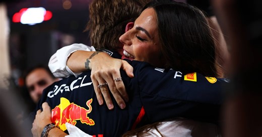 Kelly Piquet straalt met Max Verstappen tijdens verjaardagsviering