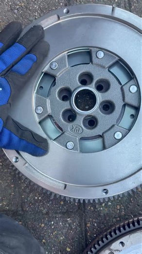 Here is a perfect example in a video of a good and bad DMF ( Duel mass flywheel) • A good DMF keeps the car smooth, quiet, and easy to drive. • A bad DMF makes itself known through noise, vibration, and rough clutch behavior. If you’re experiencing rattles, judder, or vibration, it’s worth checking the DMF before it causes more damage to the clutch or gearbox. Contact us for any repairs or maintenance needed!! ☎️ 44 7546 331418 | E.H Autos