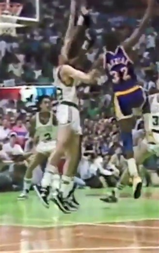 Magic Johnson hook shot is unguardable... 👏