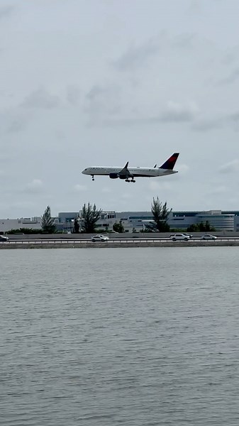 Boeing Double Header! Delta 757-200 landing and LATAM 787-9 Taking off!