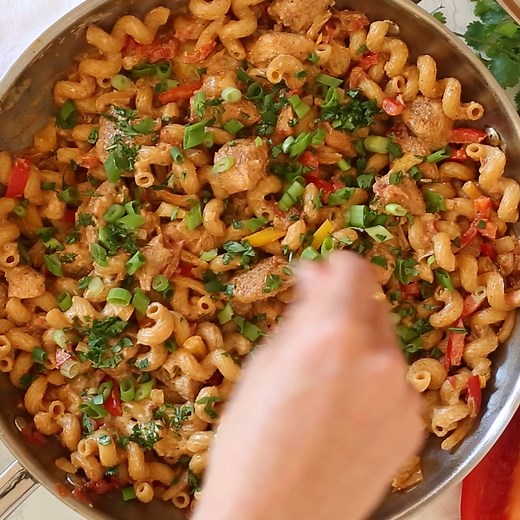 https://www.skinnytaste.com/one-pot-chicken-fajita-pasta/ A Mexican-inspired pasta dish… Chicken fajitas meets pasta night! This easy chicken dinner is made in one pot, for an easy dinner ready in under 30 minutes! | Skinnytaste