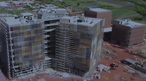 Situé à 35 km de Dakar et à proximité du nouvel aéroport international (AIDB), le nouveau parc des Technologies Numériques (en cours de construction) vise à placer l’économie numérique au cœur de la nouvelle cité administrative et commerciale de Diamniadio. Ce nouveau hub permettra au Sénégal de disposer d’infrastructures numériques de premier plan afin de favoriser l’essor de l’innovation et la création de 100000 emplois directs et indirects. | Présidence de la République du Sénégal