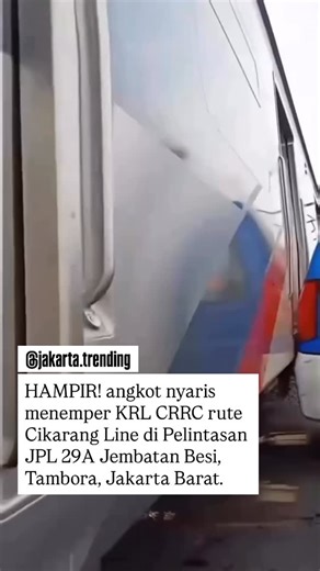 JAKARTA TRENDING on Instagram: "Sebuah angkot nyaris menemper KRL CRRC rute Cikarang Line di Pelintasan JPL 29A Jembatan Besi, Tambora, Jakarta Barat. Diduga angkot tersebut terjebak di tengah perlintasan akibat kondisi lalulintas di sekitar yang sedang padat. Beruntung masih ada jarak ruang antara body angkot dengan KRL sehingga tidak terjadi gesekan. Menghimbau kepada para pengguna jalan untuk berhati-hati dan selalu meningkatkan kedisiplinan ketika berada di sebuah perlintasan kereta api. Via