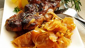 Pomalu pečená krkovice na voňavém zelí je nádherně šťavnatá. Pomerančový džem a bílé víno doladí vyvážený  koncert chutí