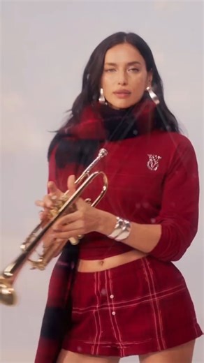IRINA SHAYK BRASIL • FANSITE on Instagram: "Irina Shayk para o comercial de natal da Victoria’s Secret. - Irina Shayk for the Victoria’s Secret Holiday commercial. #IrinaShayk"