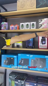 𝐍𝐚𝐤 𝐋𝐚𝐲𝐚𝐧 𝐌𝐨𝐯𝐢𝐞 𝐃𝐞𝐧𝐠𝐚𝐧 𝐒𝐨𝐮𝐧𝐝 𝐋𝐞𝐛𝐢𝐡 𝐆𝐞𝐦𝐩𝐚𝐤❓𝐁𝐨𝐥𝐞𝐡 𝐆𝐫𝐚𝐛 𝐒𝐨𝐮𝐧𝐝𝐛𝐚𝐫 𝐍𝐢🔥 📣 Sound memang padu walaupun saiznya kecil. Memang sangat portable, mudah untuk anda bawa ke mana-mana🤗 🔥 Connector Type : USB-in, Bluetooth®️ 5.3, Aux-in, Battery 🔥 Recommended Usage : Movies / Music, Gaming, Wireless Streaming, Portable 🔥 Weight : Soundbar 1.23 kg 🔥 Cable Length (End-to-end) : 3.5 mm AUX-in Cable : 1.2m, USB-C to USB-A Cable : 1.2m 🔥 Battery Life : 6 