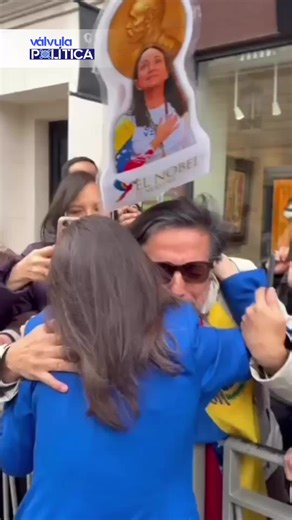 ⛔️MARÍA CORINA MACHADO ES RECIBIDA POR LA COMUNIDAD VENEZOLANA EN PARÍS⛔️ En un ambiente de profunda emotividad y compromiso civil, la líder opositora venezolana, María Corina Machado, sostuvo un encuentro con la diáspora venezolana en la capital francesa, momentos antes de ser recibida en el Palacio del Elíseo por el Presidente de la República Francesa, Emmanuel Macron. Bajo la consigna #HastaElFinal, decenas de venezolanos residentes en Francia se congregaron para ofrecer un