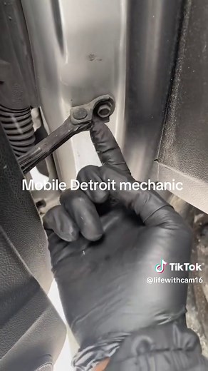 Mobile Detroit Mechanic: Oil Change and Door Repair Tips