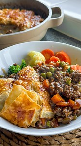 Jess Hawkins on Instagram: "RECIPE: Easy Mince & Gravy Pie 🥧 📌 Don’t forget to SAVE to give this a go 🙌🏼 Taking it back to one of my all time faves today because it’s all I want to eat and sometimes you just need pastry and gravy 😂 it’s such a family friendly meal too, plus freezes brilliantly so can absolutely prep and bake from frozen 🫶🏼 And if you’re looking for more recipes just like this you can find 200+ on my brand new app📱👀 along with custom meal plans and shopping lists - just 