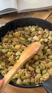 🍝SÉRIE ONE POT PASTA 2/7 piccolini petit pois jambon boursin Tu dois absolument tester cette recette pour un repas rapide facile et délicieux d’ailleurs c’est la préféré de mes enfants ! 🔗Abonne-toi à @mathilde_healthyfitmum si la recette t’as plu 📌Enregistre pour la refaire à tes kids 📝Recette -200g de -200g d’allumettes de jambon -200g de petit poids surgelés -Échalotes -1/2 boursin ails et fines herbes -Bouillon de légumes à hauteur ➖Mettre tous les ingrédients dans une sauteuse ou casser