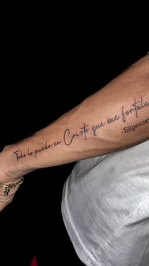 Tatuaje de Frases en el Brazo: Ideas Creativas para Hombres