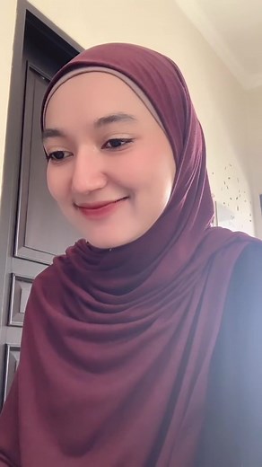 English Lesson Video for Beginners | Present Tense and Prepositions