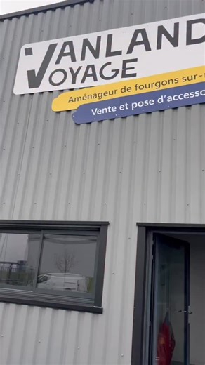 VANLAND VOYAGE - Tours 🇫🇷 on Instagram: "Nos master-classE 📚 Durant nos formations, vous allez apprendre les bases de l’auto-aménagement de votre van et fourgon 🚐 16h à notre atelier pour apprendre les bases de la carrosserie, menuiserie, électricité, plomberie et pleins d’autres choses afin de débuter votre projet en toute sérénité ! 🧘 Il reste 2 places pour le weekend du 24 et 25 janvier, impatient de vous voir ! Détails et inscriptions sur notre site : VANLAND-voyage.fr, lien en bio !"