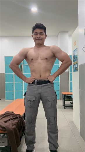 Kak Ulil on Instagram: "Latihan pose siapa tau naik ke podium binaragawan 😅"