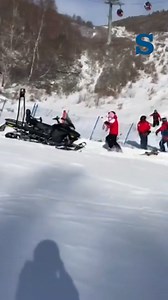 Al Genting Resort Secret Garden di Zhangjiakou, nello Hebei, in Cina, una bambina è scivolata accidentalmente da una seggiovia restando appesa nel vuoto a circa 12 metri di altezza. Dopo pochi secondi, è caduta atterrando sulle cime di alcuni alberi innevati che hanno attutito la sua caduta: fortunatamente non ha riportato gravi ferite. | La Stampa