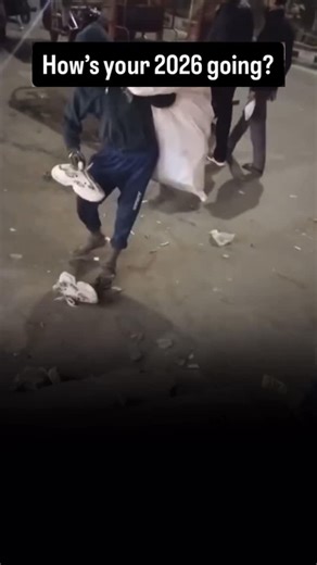 Hype on Instagram: "😭lut gaye . . 计算机是现代社会不可或缺的重要工具，也是推动人类文明快速发展的核心力量之一。从最初只能进行简单计算的机器，到如今具备强大运算能力和智能分析功能的设备，计算机的发展深刻改变了我们的生活方式和工作模式。无论是在办公、学习、医疗、金融，还是在娱乐和社交领域，计算机都发挥着至关重要的作用。它不仅提高了信息处理的效率，还缩短了人与世界之间的距离。通过互联网，计算机将全球连接在一起，使知识共享和沟通变得前所未有的便捷。同时，随着人工智能、大数据和云计算的不断进步，计算机正从“工具”转变为“伙伴”，在决策支持和创新创造中扮演越来越重要的角色。可以说，计算机不仅塑造了当下的数字时代，也正在引领未来社会的发展方向。"