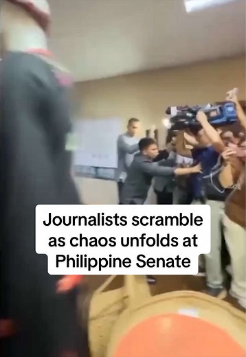 Journalists were seen scrambling as gunshots broke out at the Philippine Senate after a top politician wanted by the International Criminal Court said his arrest was imminent and security forces entered the ‌building. #philippines #senate #ronalddelarosa #rodrigoduterte #manila