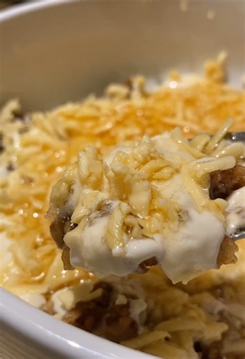 عريكة ملكي 👑 او فتة تمر في رواية اخرى المقادير للعجينه: نص كوب دقيق بر 67g ربع كوب دقيق ابيض 33g رشة ملح ثلث كوب مويا 75g للفطيره: ٩ تمرات ملعقة سمنة ( ممكن تستبدل بزبده بس نكهة السمنة افضل) للاضافات: علبة قشطة جبنه شيدر عسل ارشادات وملاحظات: - يفضل ترك العجينه ترتاح من ١٥ الى ٦٠ دقيقة، بس اذا مستعجلين مو شرط تريحوها ( انا ما ريحت عجينتي اللي في الفيديو ) - ممكن تضيفو شوية دقيق للعجينة لو كانت تلصق كثير، لانو انواع الدقيق تختلف، بس بشكل عام هيا المفروض تلصق بس مو كثير. - وقت فرد العجينه خلو سمك