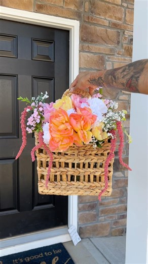 DIY FRONT DOOR FLOWER BASKET 💐✨ #homedecor #diyhomedecor #diy