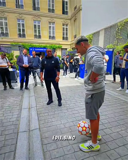 Stability challenge with Roberto Carlos..🤯🔥