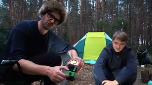 Ko reikia tobulam savaitgalio poilsiui gamtoje?🎒 Stogo virš galvos,malkų, degtukų, maisto ir... draugo, kuris viskuo pasirūpina! Whydoto ir Mariaus nuotykiai miške:⛺🔥🍲👨❤️👨 https://lnk.lt/video/whydotas-naktis-miske-2/ | LNK TV