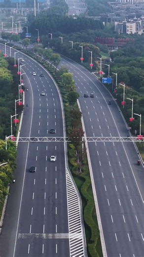 Through the aerial lens, the Zhengzhou Airport Economy Zone is awash with brilliant Chinese red!