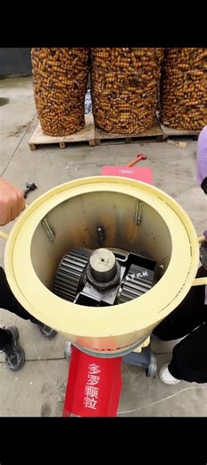 Corn Cob Pellet Mill in Action Biomass Pelleting Machine Processing Corn Heavy Duty Feed/Fuel Pelletizer Inside the Corn Stalk Pellet Making Equipment From Cob to Pellet: Industrial Biomass Processing #CornCob #PelletMill #Pelletizer #Biomass #BiomassEnergy #FeedMill #AgricultureMachinery #FarmEquipment #SustainableEnergy #RenewableEnergy #GrainProcessing #IndustrialMachinery 👍❤️‍🩹 | Zhongbang Breaker