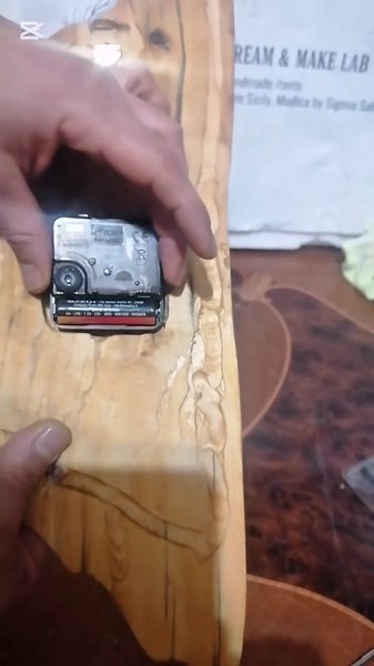 Non buttare quella vecchia staccionata... Da scarto a pezzo di design. 🕰️✨ Ho recuperato una vecchia tavola di staccionata distrutta e l'ho trasformata in un orologio unico. Ho lavorato sulla forma per renderla moderna, poi ore di carteggio e finitura a specchio per far brillare ogni venatura. 💎 Scavo sul retro per il meccanismo e numeri in legno applicati a mano. Il recupero creativo è la mia ossessione. Vi piace il risultato? #diyproject #neiperte #upcycling #handmade #woodworking