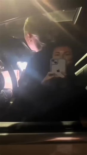 craw😂❤️‍🔥 on Instagram: "1990년 개봉한 영화 **〈나홀로 집에(Home Alone)〉**는 단순한 가족 코미디를 넘어, 혼자 남겨진 한 아이의 용기와 따뜻함을 담아낸 작품입니다. 크리스마스의 화려한 장식과 밝은 음악 뒤에는, 케빈이 느끼는 외로움과 성장의 순간들이 자연스럽게 스며 있습니다. 처음엔 집에 혼자 남았다는 사실이 마치 해방된 듯 신나 보이지만, 시간이 지날수록 조용한 집 안 곳곳에서 케빈이 맞닥뜨리는 고요한 감정들이 더 깊이 다가옵니다. 빈 식탁, 적막한 밤, 멀리서만 들리는 캐럴 소리… 이런 순간들이 영화의 분위기를 더욱 따뜻하면서도 쓸쓸하게 만들죠. 하지만 이 영화가 오래 기억되는 이유는, 결국 케빈이 혼자서도 두려움을 이겨내고 집을 지켜내는 모습 때문입니다. 장난기 가득한 함정들과 소동 속에서도, 어린 아이의 순수한 용기와 가족을 향한 그리움이 자연스럽게 묻어납니다. 많은 사람들이 “왜 매년 겨울만 되면 이 영화를 다시 보게 될까?”라고 말