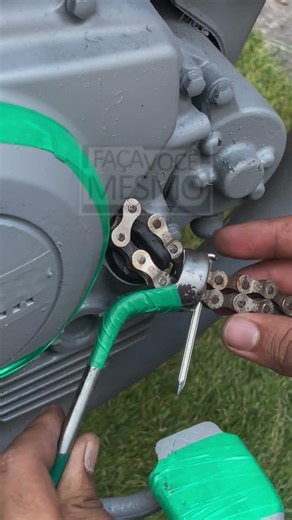 The easiest trick to remove a stuck oil cap without any force #GarageLife #SmartSolution #HandyTrick