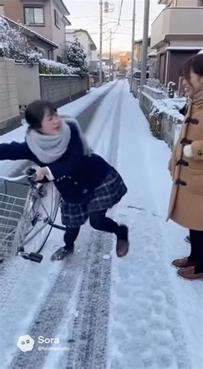 自転車に乗ろうとすると、ずっこける女子高生 #ai #生成ai #自転車 #shorts