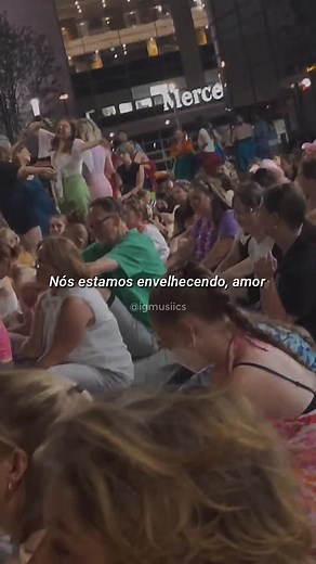 Night Changes | ONE DIRECTION Fans Midnight Concert in the Streets of Berlin