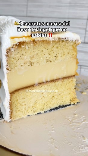 Mónica González | cursos | cakes | recetas on Instagram: "Beso de ángel 🔥 tres leches relleno de flan /quesillo 1 al rebanar por la mitad el pan la parte de arriba colócala al fondo del molde para que al voltearlo quede arriba ✅ 2 reposo mínimo de 12 horas en la nevera para que las leches se acentúen muy bien y evites derrames ❌ 3 cada pan debe llevar un máximo de 500 ml si te sobra un poco de leche puedes colocarla en envases para llevar y que tu cliente al cortar le coloque ese extra 🥳 Cuént