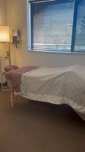 Craniosacral therapy (CST) is a gentle technique that focuses on the movement of the craniosacral system — the membranes and cerebrospinal fluid surrounding the brain and spinal cord🧠💧 We use lighter pressure to release tension and restrictions in this system, helping the body return to balance and healing. CST can enhance overall relaxation, reduce chronic pain, ease headaches and migraines, improve sleep quality, and calm the nervous system. It supports deeper therapeutic results by addressi