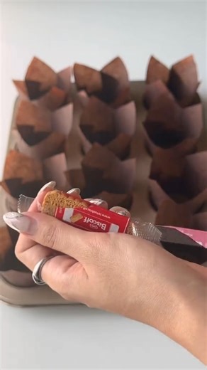 5.8K views · 20 reactions | Tự tay làm "cây thông mini" tại nhà với những nguyên liệu cực kỳ đơn giản  Có bác nào tò mò cách làm không ạ  Comment ngay bên dưới để Abby share ngay công thức nha  | Abby.vn - Đồ làm bánh, nấu ăn và pha chế | Facebook