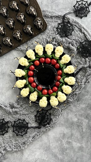 Check out the final recipe in our October Skull Series! These creepy caprese skewers are made with skull shaped mozzarella balls, baked in the oven! 💀🍃🍅 This easy appetizer is the perfect way to spook up your classy Halloween party with only three simple ingredients, made in our Skull Bites Pan. Check out the full recipe below! Caprese Mini Skull Skewers: 🧀50 mozzarella pearls 🍃20 basil leaves 🍅20 cherry tomatoes Preheat your oven to 350 degrees. Brush your pan lightly with oil. Fill each 