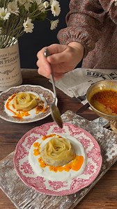 11K views · 4.4K reactions | Recipe in English is in the comment ⬇️ Herkese iyi pazarlar珞 Terapi niyetine bir video olsun Sunumu şık ve lezzetli gül mantısını yapmak normal mantıya göre gerçekten çok kolay, denemenizi tavsiye ederim珞 Tarif yorumda ⬇️ | Hatice Oncel | Facebook