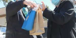 Ocean Springs senior living staff delivers lunch to frontline workers