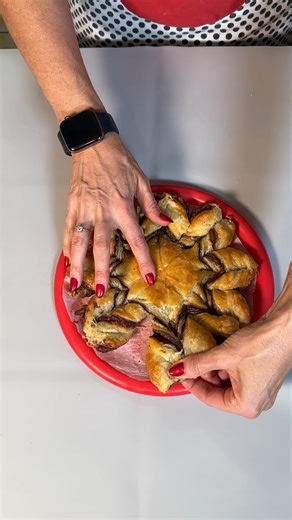 5 comments | Showstopper nutella puff pastry snowflake Make this easy dessert and take to your next gathering using: Nutella, puff pastry, and one eggs. Enjoy. This video was produced by Network Media LLC, Smells Good, and Sarah Sutter. | Smells Good | Facebook