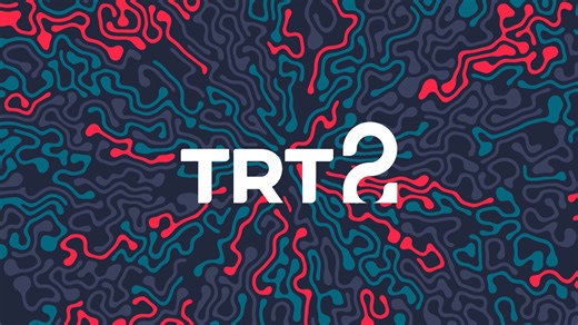 Farklı hayatlar, farklı diller, aynı cevapsız sorular... Modern sinemanın dâhisi Michael Haneke’den, tesadüflerle birbirine bağlanan hayatların sarsıcı hikayesi. Herkesin kendi "koduna" hapsolduğu bir dünyada, başkasını anlamak gerçekten mümkün mü? Juliette Binoche’un başrolünde olduğu film, iletişimsizliğin ve toplumsal önyargıların anatomisini çıkarıyor. “Bilinmeyen Kod” (Code Inconnu: Récit Incomplet de Divers Voyages), bu akşam 21.30'da TRT 2 ekranlarında. 🎬✨ | TRT 2