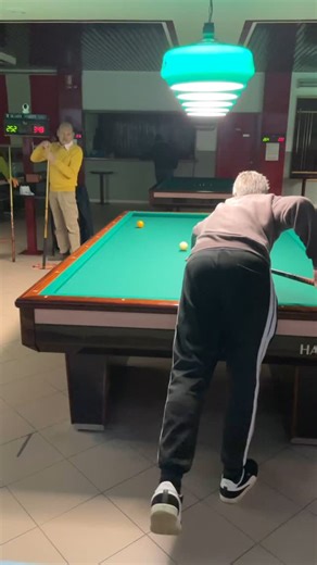 🏆 On the ‘giro’ shot, it’s important to take advantage of the cue ball if it’s in our favor — using it for cover and trying to leave the opponent’s ball near the short cushion, and if possible, ours too. #5pinsbilliard #zito | Gustavo Zito
