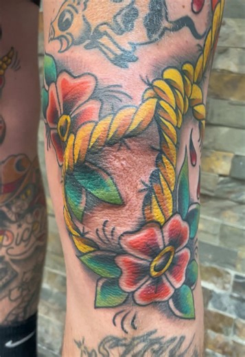 Rope on the knee tattoo! 😉 #kneetattoo #traditionaltattoos #tradtattoo #legtattoo #colortattoo thank you!!